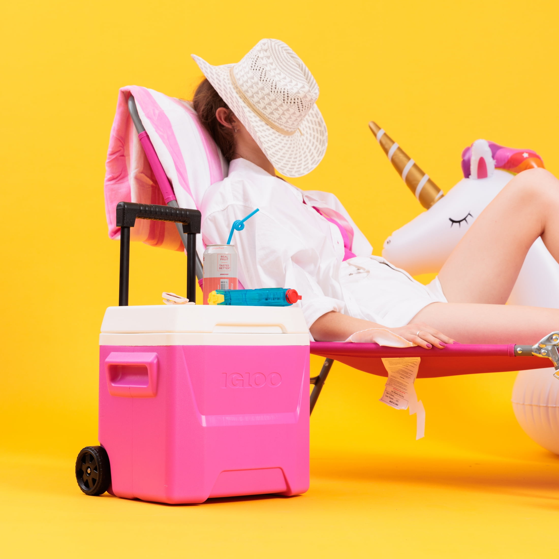 Igloo 16 QT Laguna Ice Chest Cooler with Wheels, Pink
