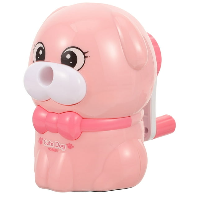 kakowely sacapuntas de dibujos animados con manivela, útiles escolares para niños y estudiantes; sacapuntas de plástico rosa con forma de perrito, vista centrada frontal, boquilla blanca para insertar lápiz y manivela rosada lateral, bandeja recogedora y base antideslizante visibles, tamaño compacto 9.5x6.0x6.0 cm; ideal como regalo escolar y a menudo usado como premio para alumnos.