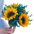 thumbnail image 2 of Novia sosteniendo flores con girasol, ramo de girasoles artificiales, 2 of 9