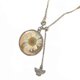 thumbnail image 1 of Collar con colgante de medallón de abeja y margarita con flores secas vintage, gargantilla de moda para mujer, crisantemo dorado, 1 of 5