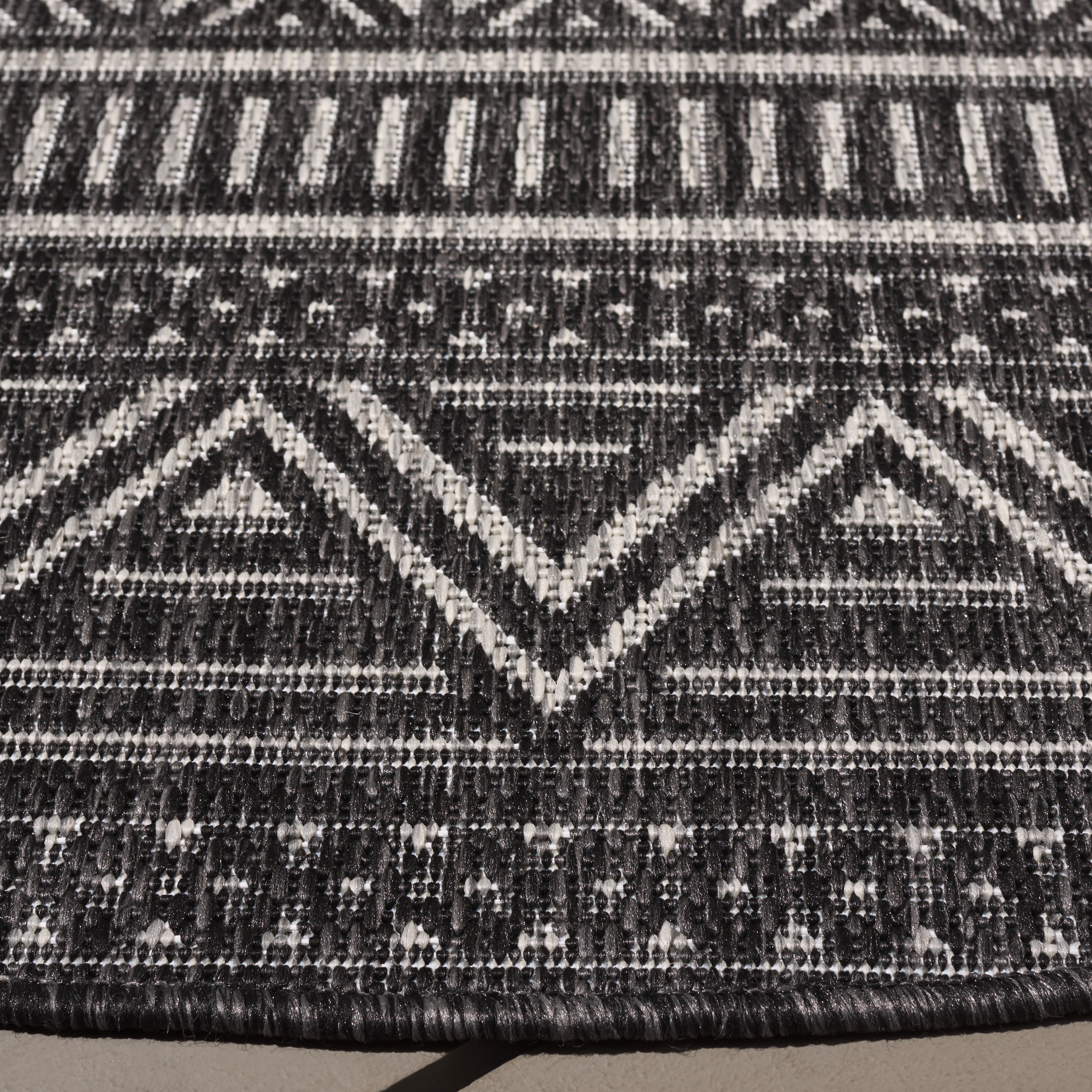SAFAVIEH Beach House Jolanta Geometric Indoor/Outdoor Area Rug, Charcoal/Gray, 6'7" x 6'7" Round