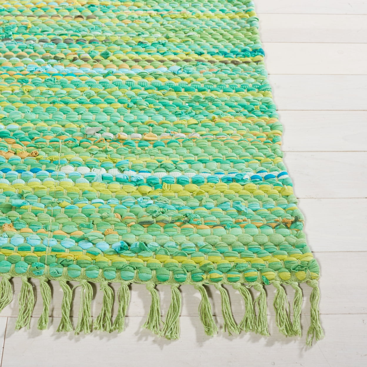 SAFAVIEH Montauk Renae Distressed Area Rug, Green, 6' x 9'