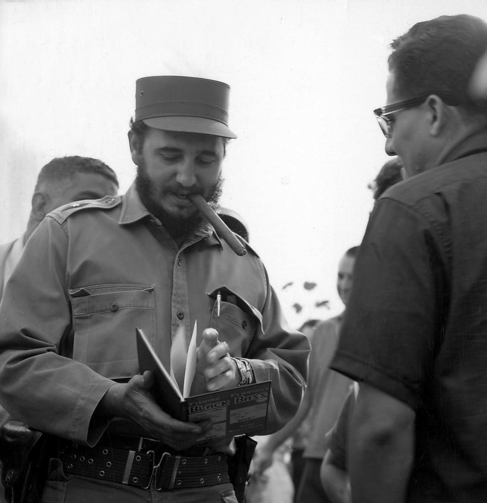 Fidel Castro Smoking A Cigar Photo Print Walmart Com Walmart Com