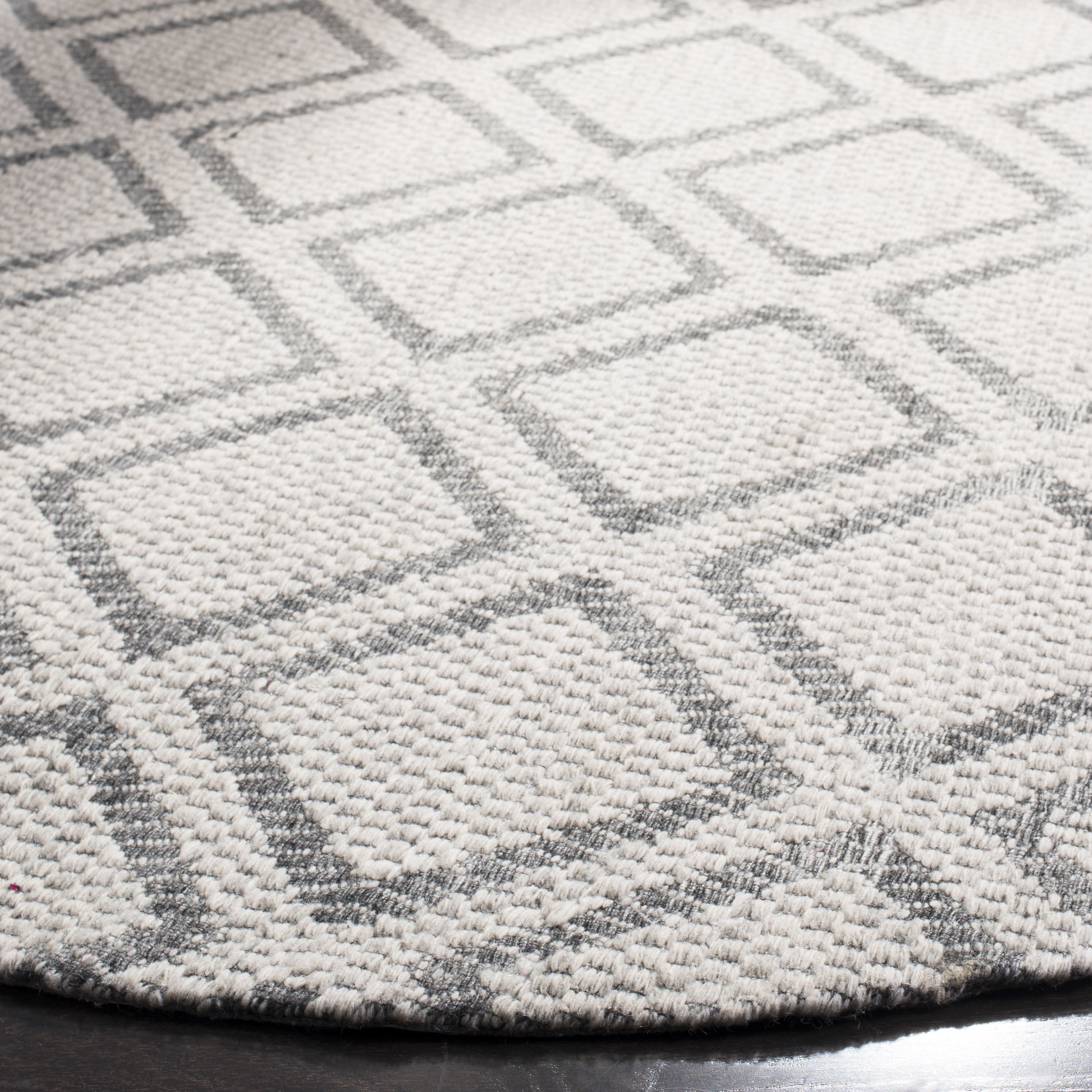 SAFAVIEH Micro-Loop Gavin Diamond Trellis Wool Area Rug, Silver/Dark Grey, 5' x 5' Round