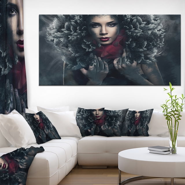 Femme Passionnée avec Capuche en Plumes