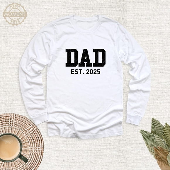 Mom Dad Est 2025 Pregnancy Announcement New Parents Sweatshirt