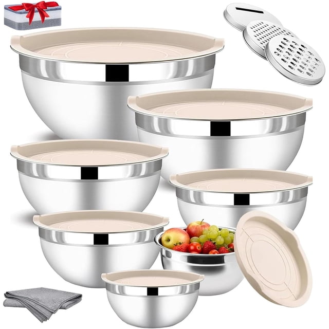 7pcs cuencos de acero inoxidable para cocina - juego de siete tazones para mezclar en acabado acero pulido con tapas caqui; vista frontal con siluetas redondas apilables en tamaños variados, un tazón con ensalada, tres ralladores planos metálicos, un paño de cocina gris y un cepillo de limpieza, adecuado para preparar y organizar ingredientes en la cocina.