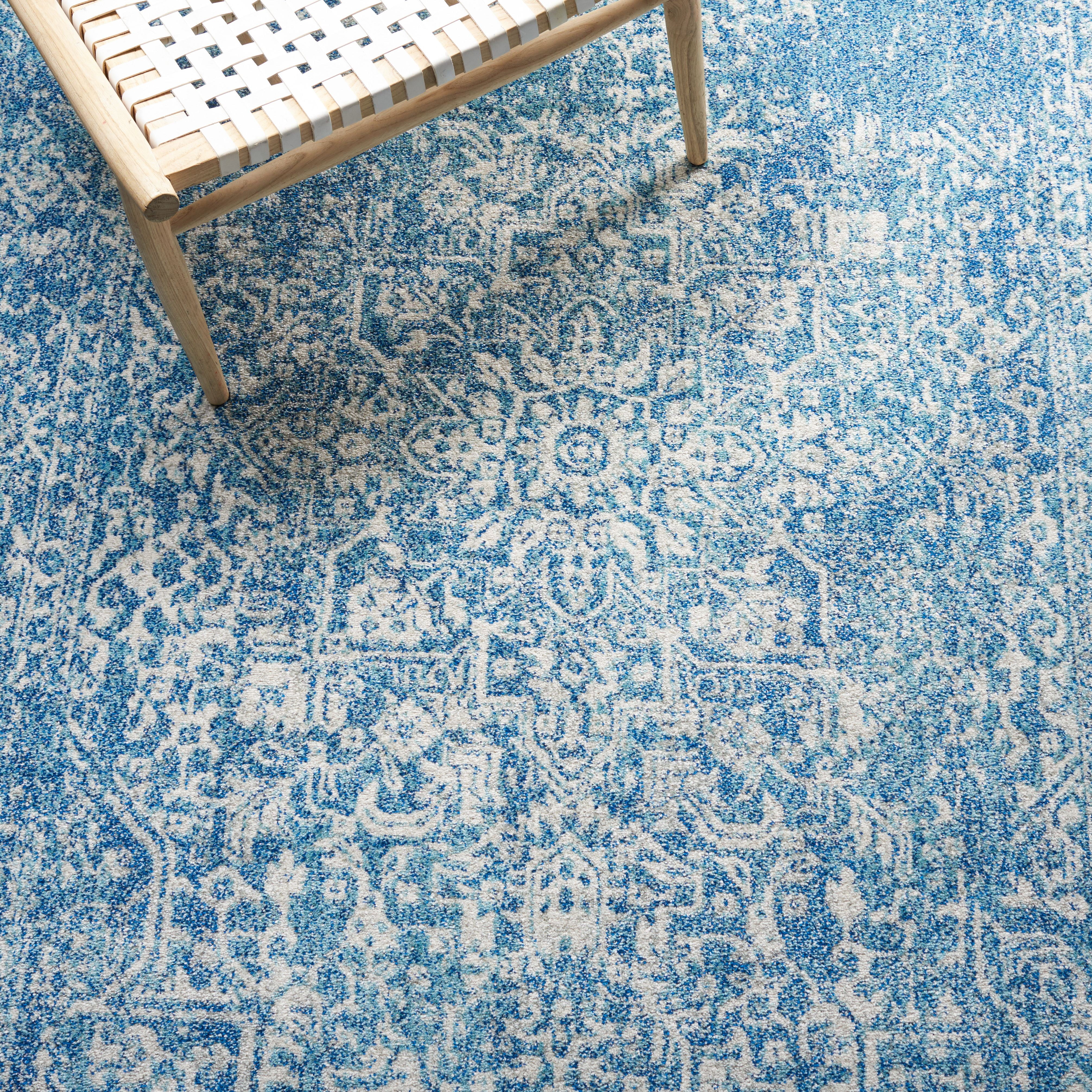 SAFAVIEH Accent Rug 4x6 - Evoke Collection - Traditional Design, Blue & Ivory, Non-Shedding & Easy Cleaning, Ideal for Living Room, Bedroom, Dining Space, Entryway, Bathroom, Bedside (EVK256C)
