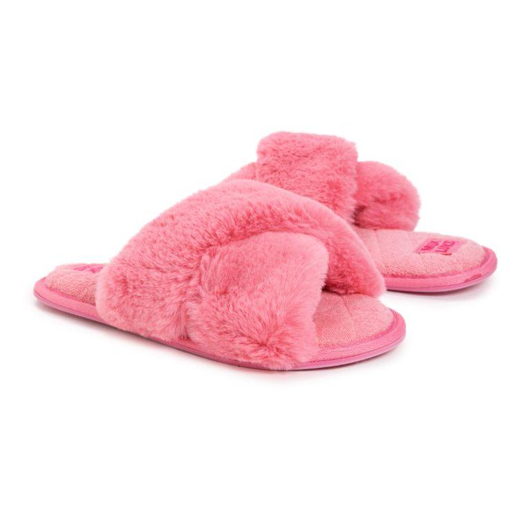 Pink fuzzy slippers online walmart