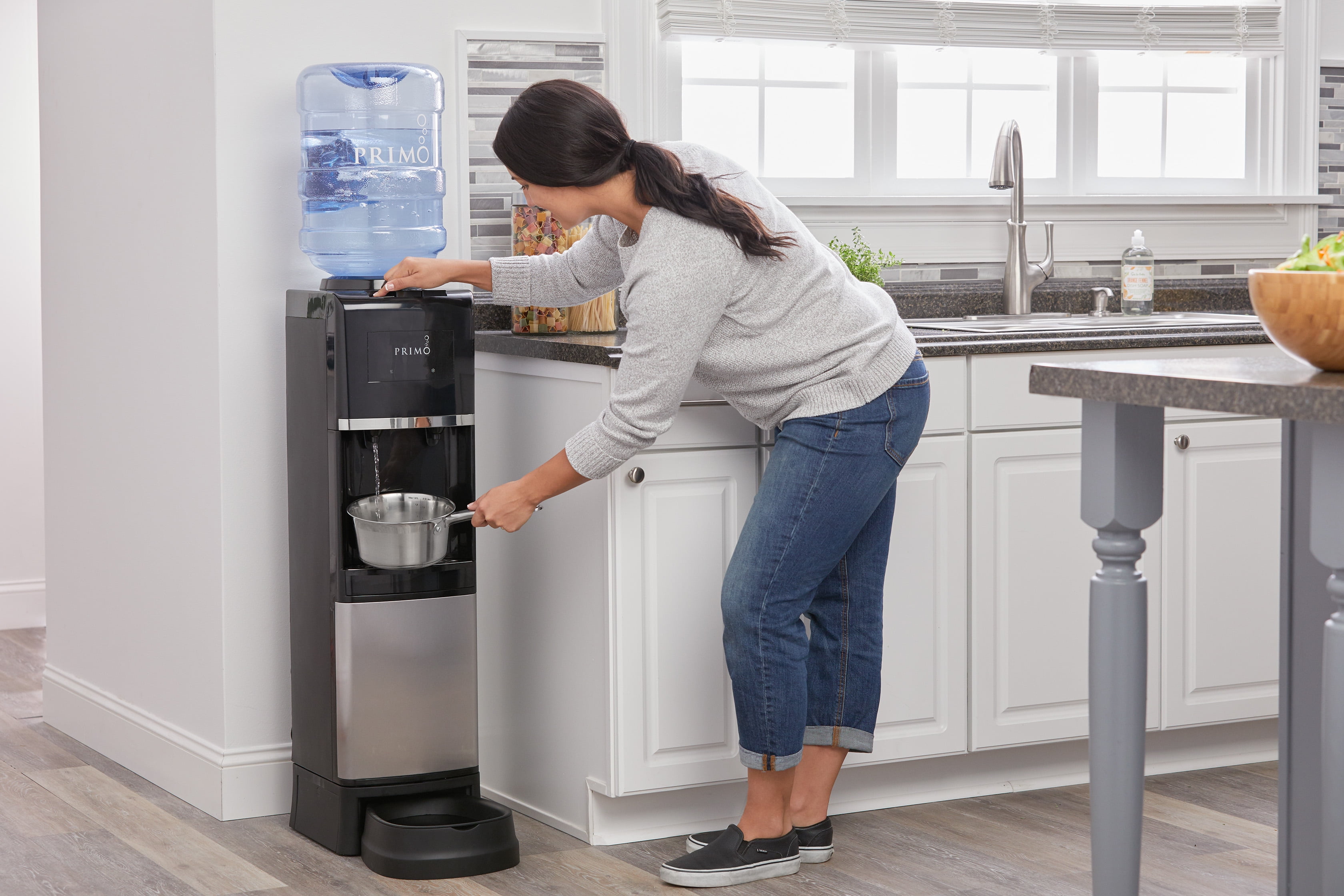 Электрический кулер для воды. Кулер Family Water Dispenser. Встроенный кулер для воды в кухню. Кулер в интерьере. Встроенный диспенсер для воды в кухню.