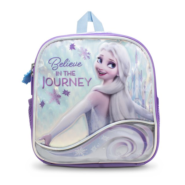 lonchera térmica froze, lonchera escolar de elsa disney Morado, vista frontal centrada con ilustración de Elsa en el panel delantero; superficie brillante con la frase “Believe in the Journey” en tonos morado, azul y plateado, cremallera superior, asa de mano azul claro y bolsillos laterales de malla; ideal para escuela y picnics, adecuada para transportar snacks en viajes.