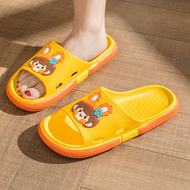 Zapatillas de hogar antideslizantes resistentes al desgaste con suela gruesa 2023 nuevas zapatillas rojas de internet para niños populares para mujeres de 6 a 18 años zapatillas de suela blanda antide
