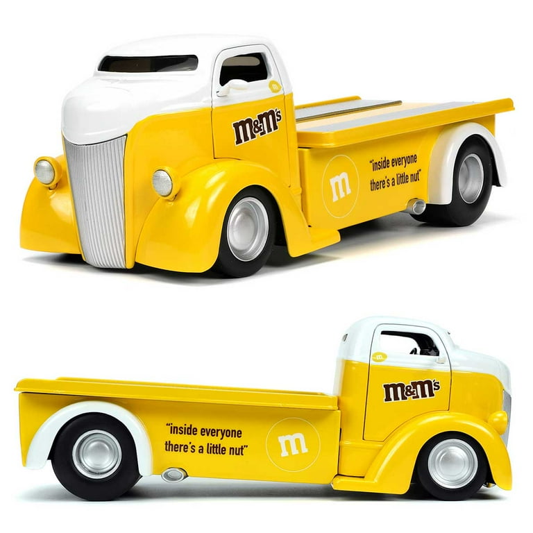 Jada Toys Hollywood Rides: M&Ms Yellow & 1947 Ford COE Flatbed 1