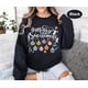 thumbnail image 3 of Sudadera con estampado de Merry Swiftmas para mujer, camisa de Navidad, suéter con temática de las Eras, regalo para fanáticos, 3 of 4