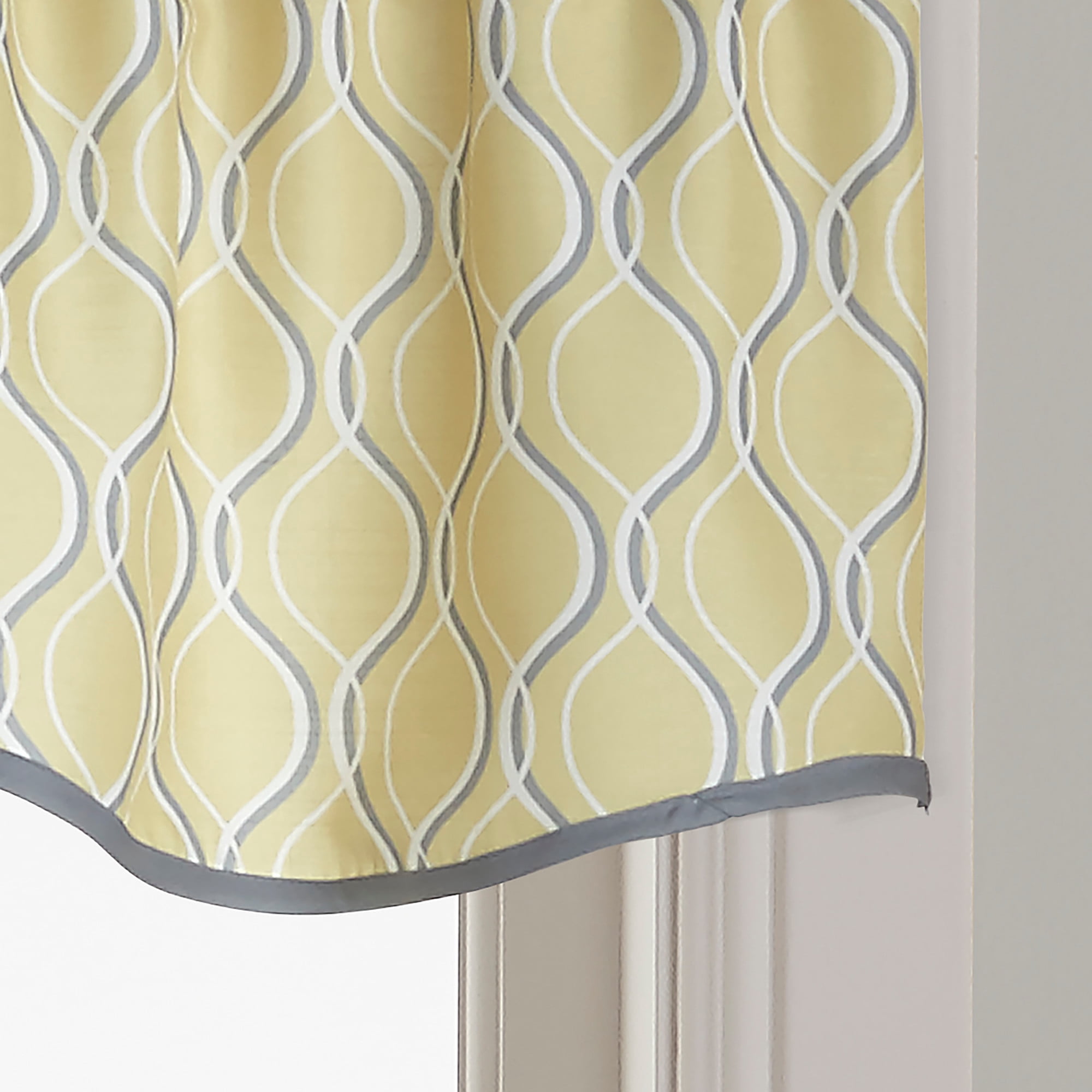 Curtainworks Morocco Scallop Valance Gold, Indoor, 100% Polyester, 58"W x 14"L, 1 Piece, Adult