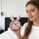 thumbnail image 4 of Reloj despertador compacto de plástico con pantalla de hora clara y suave tono de alarma: ideal para usar en el dormitorio, el estudio o el escritorio sin distracciones digitales., 4 of 6