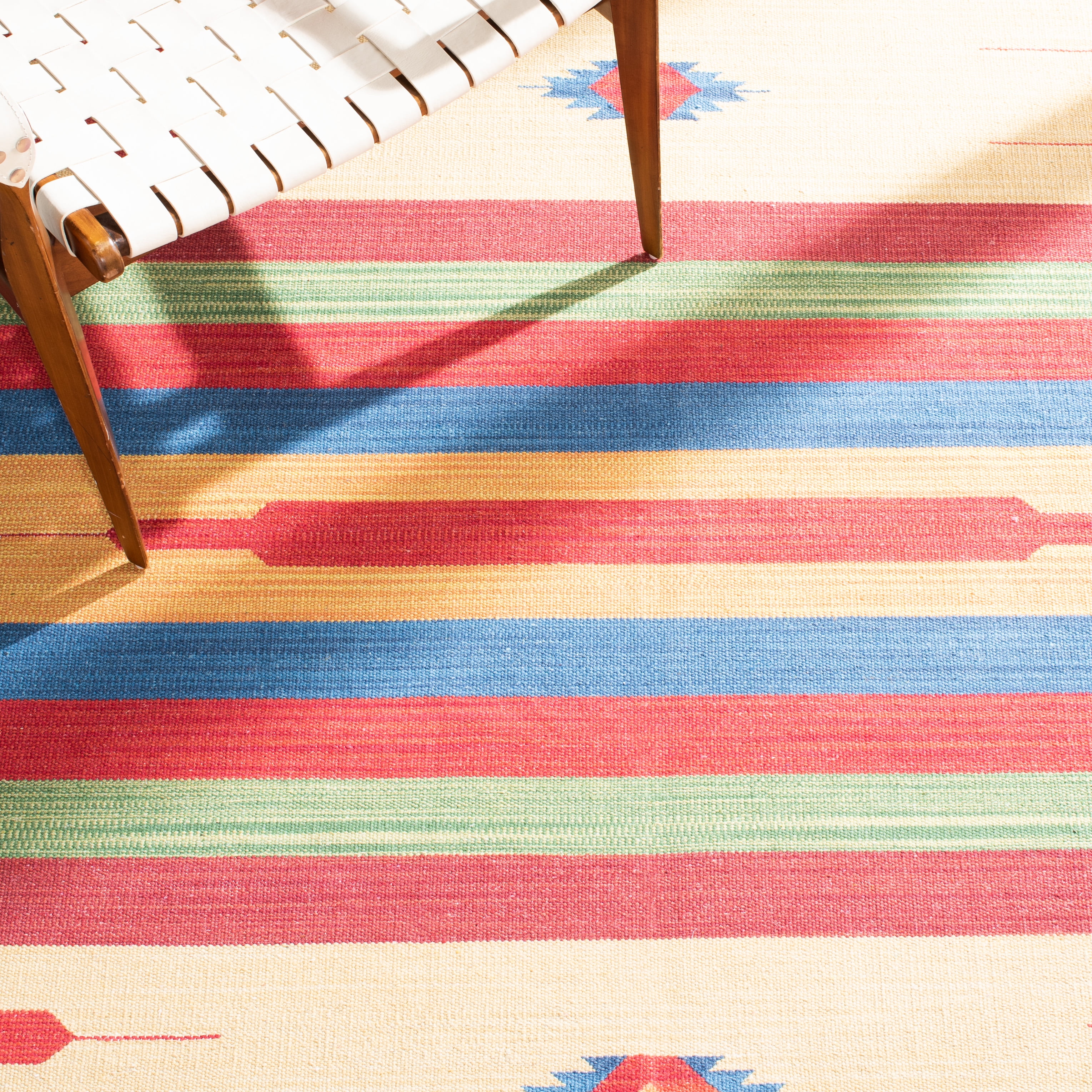 SAFAVIEH Montauk Jaslyn Southwestern Cotton Area Rug, Red/Blue, 5' x 8'