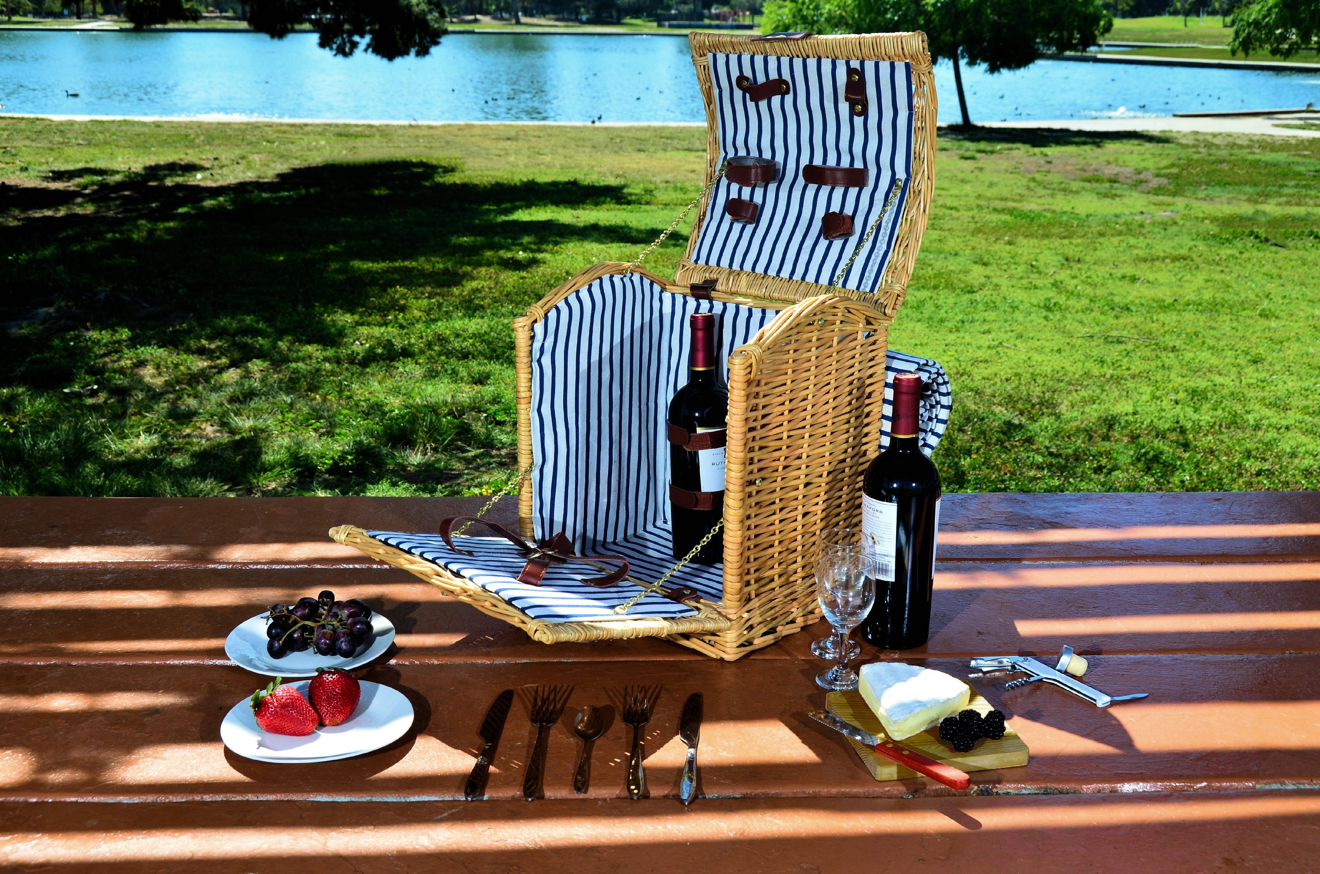 Picnic Pack Willow Wine Basket for 2