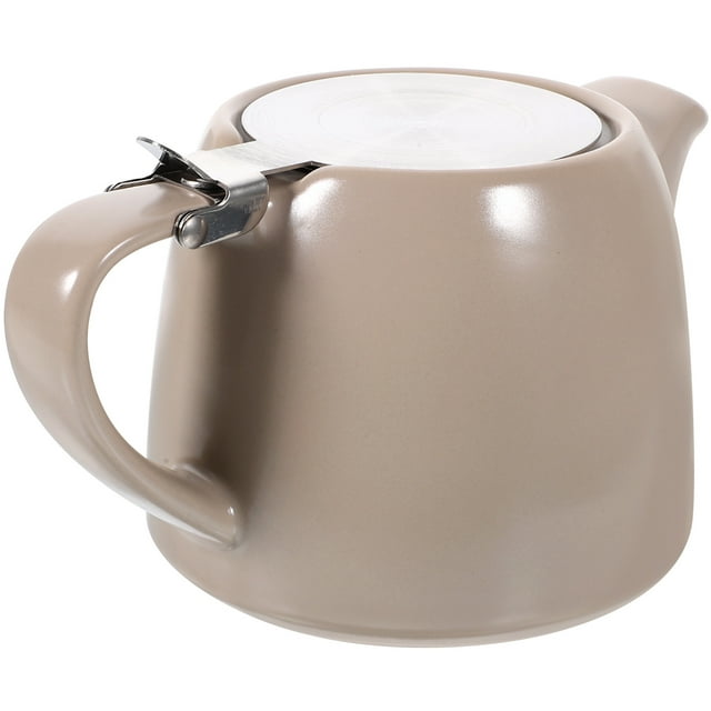 tetera de cerámica colador tetera infusor tetera tetera para el dormitorio del hogar gris 500ML, vista 3/4 frontal de tetera de cerámica gris beige con mango curvo y pico corto; tapa de acero inoxidable con colador integrado visible, acabado mate liso, dimensiones 11x9x9 cm, apta para preparar infusiones y té en casa u oficina, suele usarse también para tés florales y momentos de relajación.
