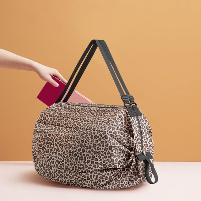 xihbxyly bolsa de compras plegable diseño de gran capacidad, vista 3/4 frontal con asas ajustables, bolsa de nailon color café con estampado tipo leopardo, forma blanda y voluminosa tamaño 40 x 40 cm, cierre superior y correa lateral con hebilla; a menudo usada como bolsa ligera y portátil para viajes y compras.