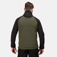 thumbnail image 3 of Regatta - Chaqueta Softshell Surrender para Hombre (Caqui Oscuro, Negro), 3 of 6