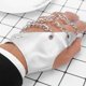 thumbnail image 3 of Guantes de cuero sintético sin dedos estilo punk para discotecas, espectáculos, espectáculos, 3 cadenas metálicas y hebillas (plateados), 3 of 7