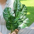 thumbnail image 2 of Plantas de palmeras artificiales Hojas tropicales de Monstera Hoja de árbol de tortuga falsa Hoja de simulación de planta Deliciosa falsa Hojas de safari de jungla para jardín Tienda de oficina Decoraciones de fiesta temáticas de playa en la jungla brillar Electrónica, 2 of 4