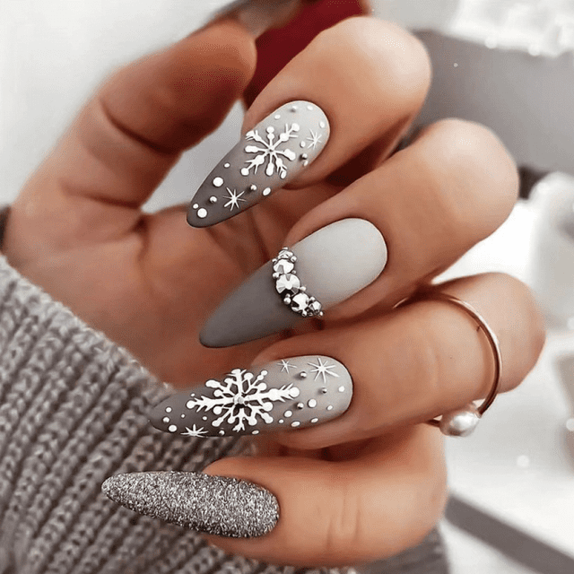 Copo de nieve Prensa en uñas Uñas postizas francesas medianas Navidad Copo de nieve blanco Diseños de diamantes de imitación Punta de almendra Uñas postizas