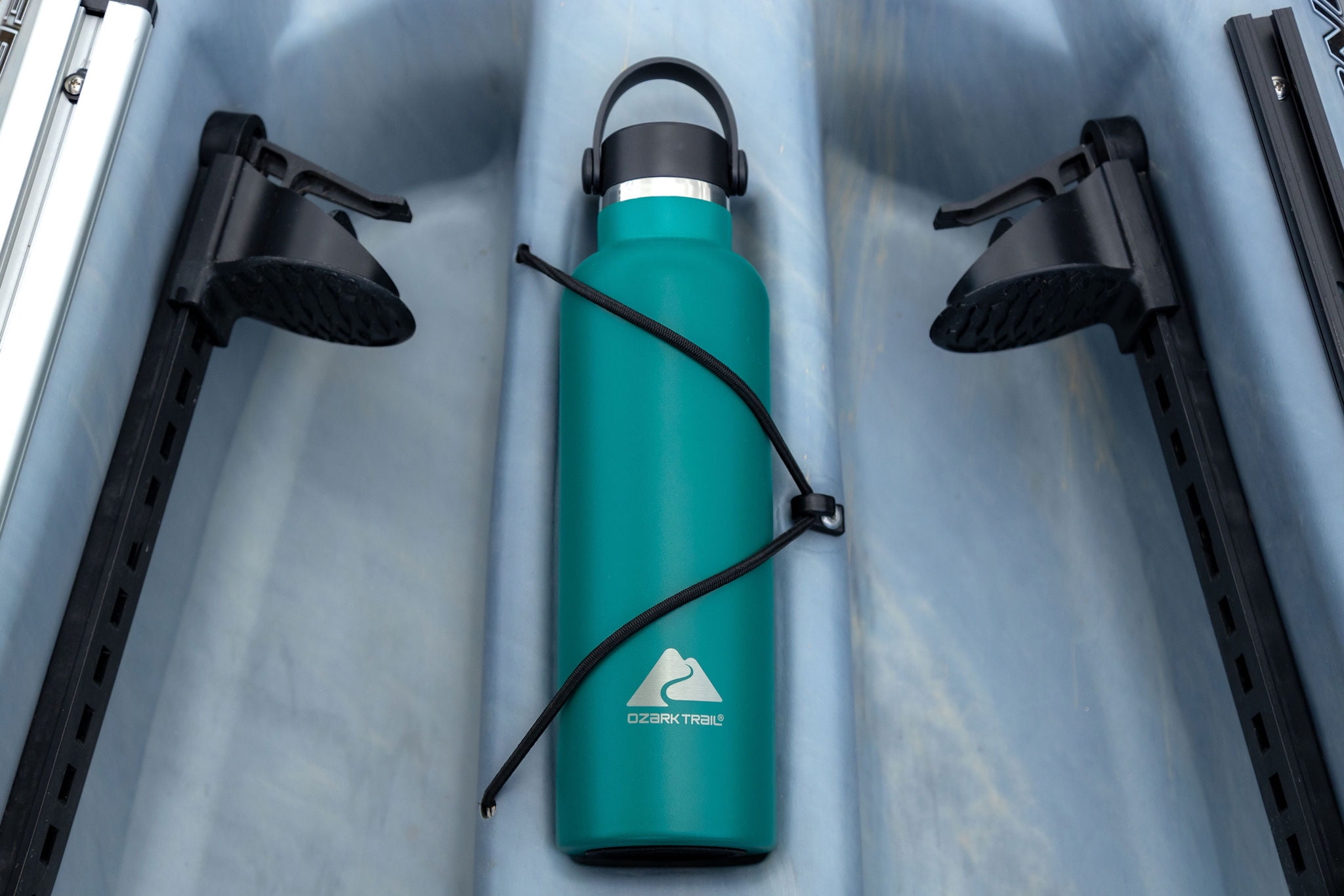 Ozark Trail 24oz Double Wall Vacuum Sealed Stainless Steel Water Bottle with Handle, Green, 1 Each