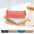 thumbnail image 1 of Fiudx Estuche de Gran Capacidad, Lona Impermeable, Diseño Triangular, Ergonómico y Resistente a La Suciedad, Ideal para Guardar Artículos de Papelería, Maquillaje y Viajes. 21 X 7,5 X 6,5 Cm., 1 of 7