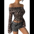 thumbnail image 3 of Blusa Corta Y2K con Estampado de Leopardo, Hombros Descubiertos, de , Transparente, Ajustada, de Larga y Puños Acampanados para Mujer. Caqui S, 3 of 10