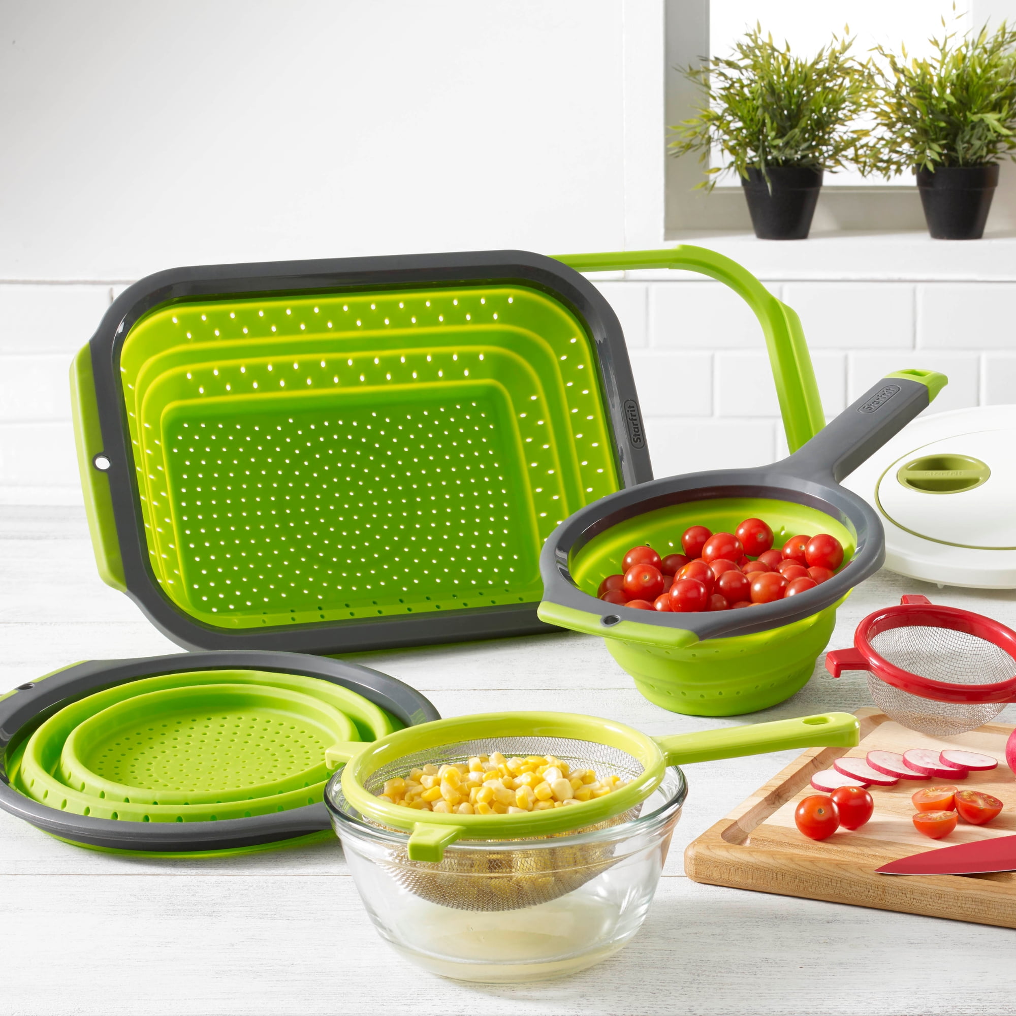 Starfrit Passoire Repliable et Extensible Sur Évier, 6 L, Économie D’Espace, Poignées Extensibles, S’adapte À La Plupart Des Éviers, Drainage Efficace, Rangement Compact, Va Au Lave-Vaisselle Cette passoire Starfrit de 6 L s'étend pour s'adapter à la plupart des éviers grâce à ses poignées télescopiques. Elle se replie à 1 po pour un rangement compact, résiste à la chaleur et offre un drainage rapide grâce à ses pieds surélevés et trous sur les côtés.