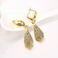thumbnail image 4 of Pendientes colgantes de lágrima con diseño hueco en oro de 18 quilates, oro rosa y oro blanco., 4 of 5