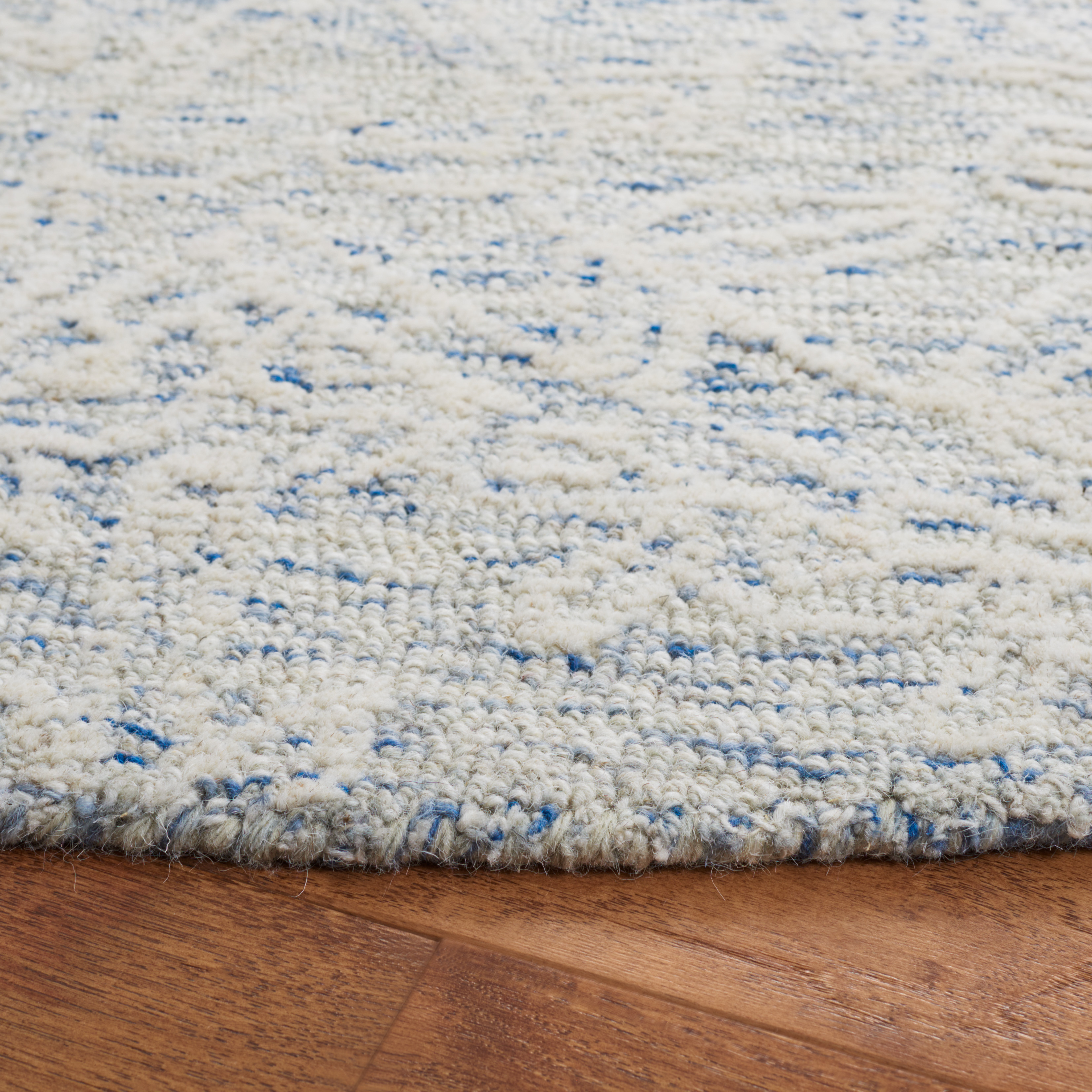 SAFAVIEH Metro Glanville Medallion Area Rug, Blue/Ivory, 6' x 6' Round