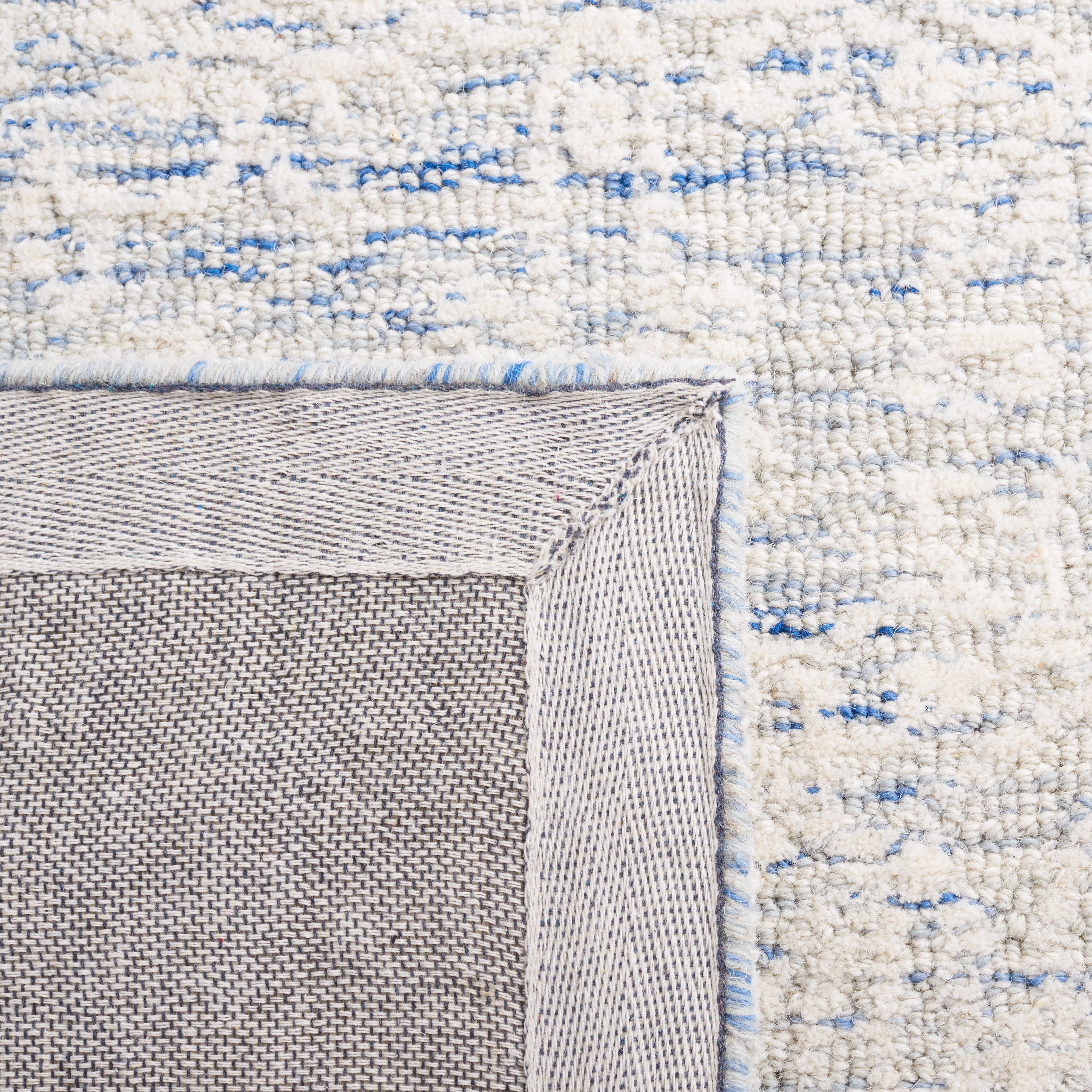 SAFAVIEH Metro Glanville Medallion Area Rug, Blue/Ivory, 6' x 6' Round