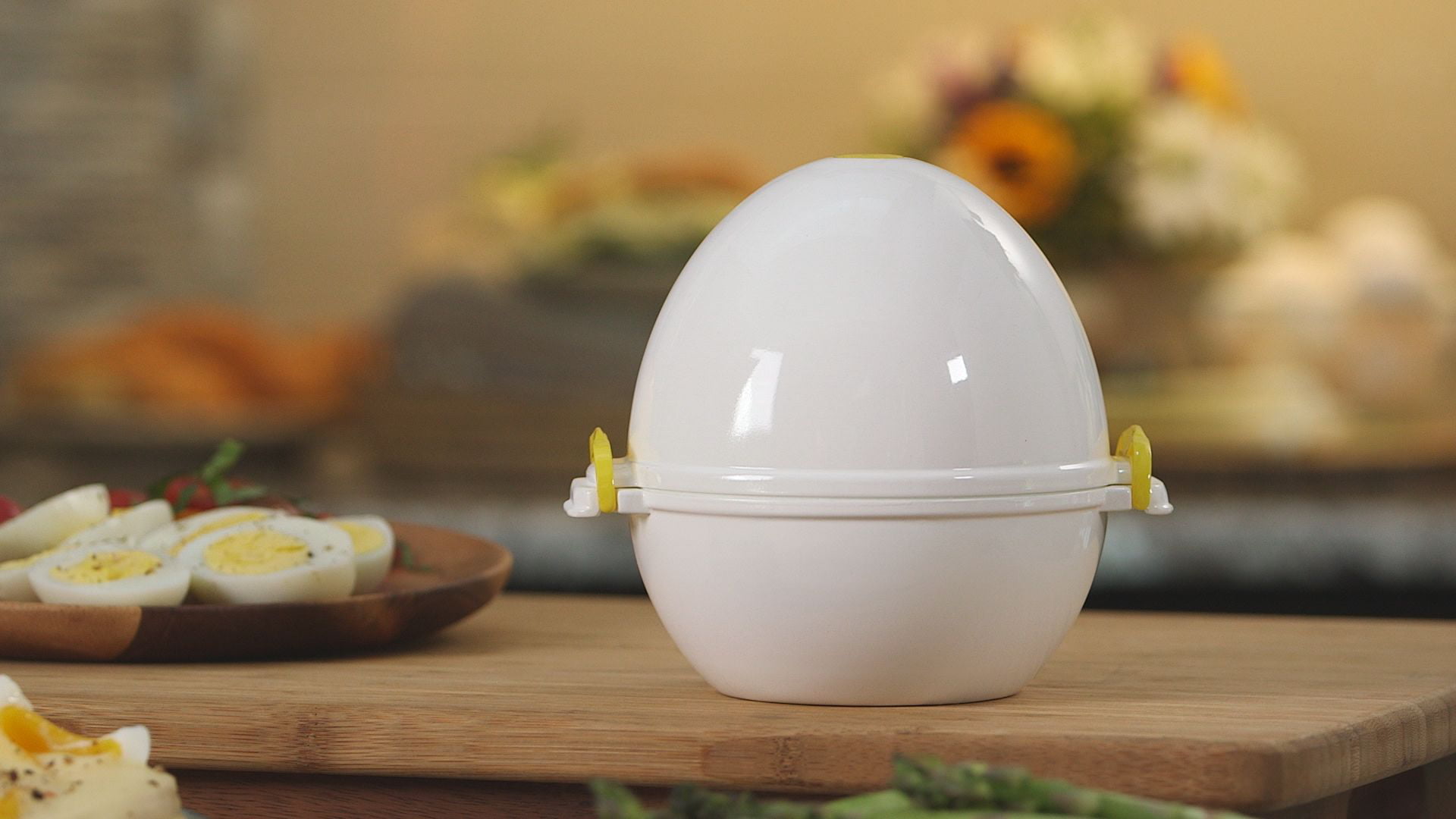 Microwave Egg Cooker that Perfectly Cooks Eggs and Detaches the Shell 