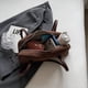 thumbnail image 2 of Bolso Hombro para Mujer Con Múltiples Bolsillos en Las Axilas Gamuza Sintética El (café), 2 of 9