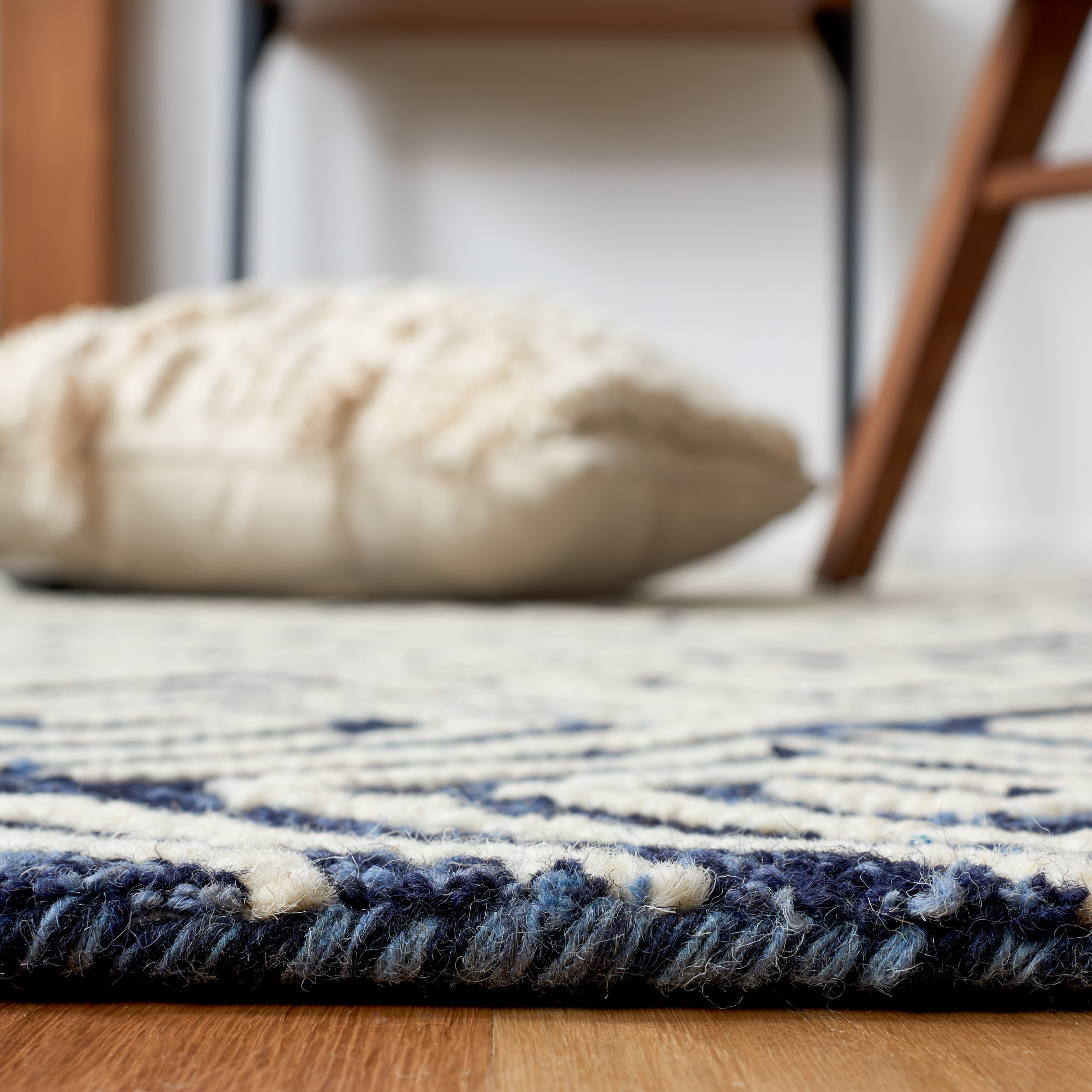 SAFAVIEH Metro Lauressa Geometric Area Rug, Navy/Ivory, 6' x 6' Round