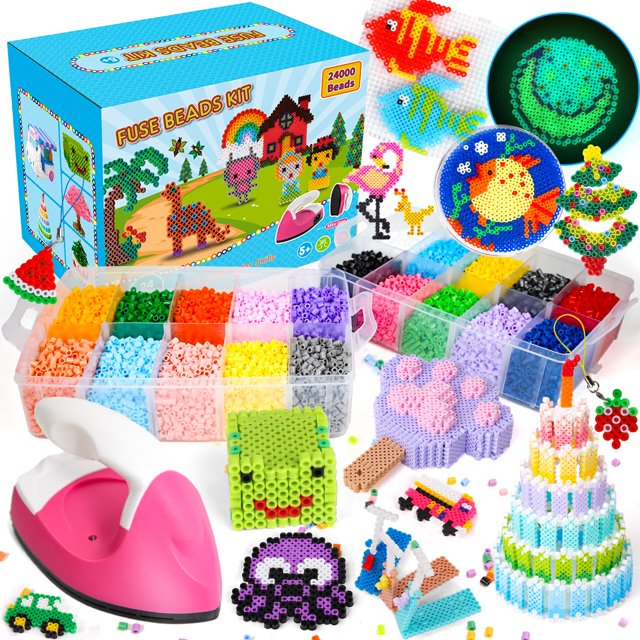 kit meland fuse beads, 24 000 unidades, 24 colores, 5 mm, con miniplancha — caja y bandeja con 24 compartimentos repletos de cuentas fusibles de 5 mm en 24 colores (incluye 4 fluorescentes), seis tableros de clavijas, dos papeles para planchar, tres pinzas, 20 accesorios para llavero y una miniplancha rosa; varias piezas planchadas y una figura 3D muestran usos creativos, ideal para manualidades infantiles y actividades grupales.