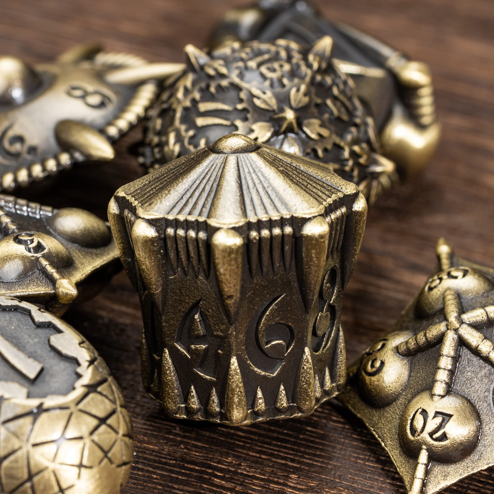 Cusdie Metal DND Dice Set, 7 die Metal Polyhedral D&D Dice Set Dragon Theme Dice for DND Dungeons and Dragons TTRPG Role Playing Games