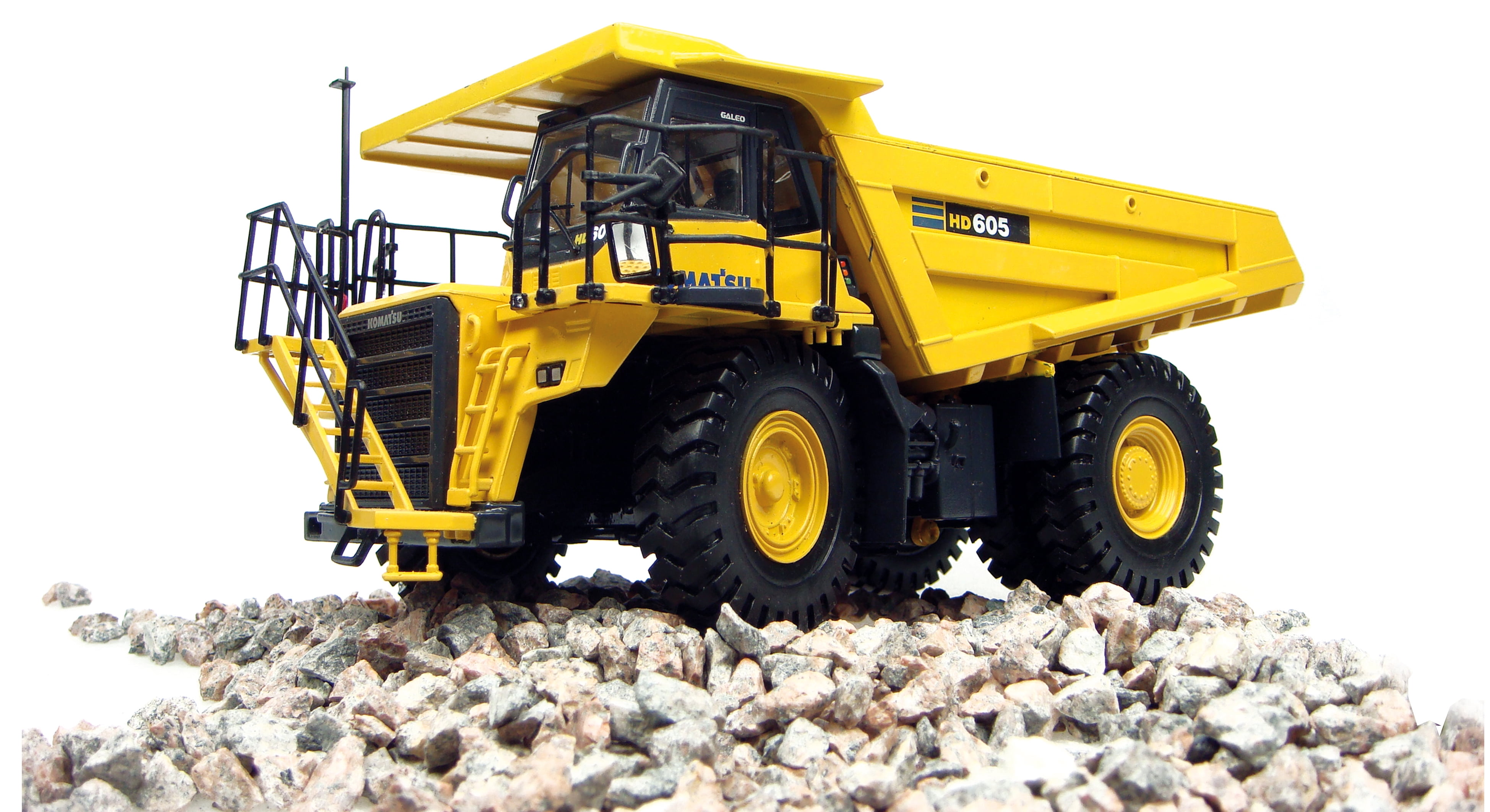Komatsu HD605-8 Dump Truck