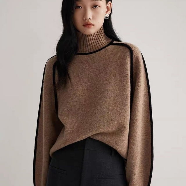 Suéter holgado informal adelgazante con cuello alto y rayas tridimensionales para otoño e invierno, estilo perezoso color flower brown de ENTASSER, vista frontal centrada de suéter de punto de cuello medio-alto con silueta holgada, ribete negro en hombros y costuras, mangas largas caídas y dobladillo ligeramente metido sobre pantalón oscuro; ajuste cómodo, apto para capas en días fríos.