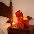 thumbnail image 4 of Encanto cultural: La mascota del Año del Caballo 2026 está diseñada en un estilo tradicional chino, con sillas de montar bordadas y crines de hilo dorado, que encarnan el estilo de las pinturas de cab, 4 of 7