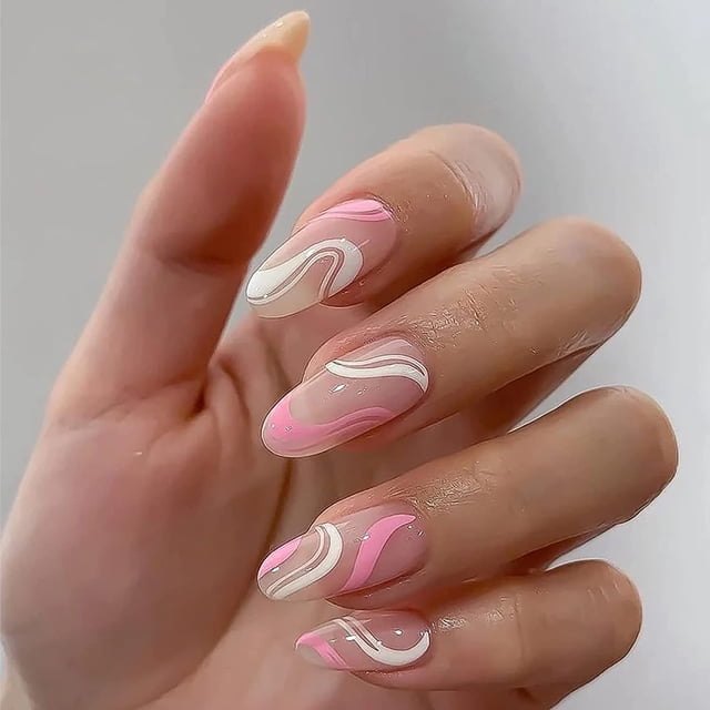 24 Pcs de Faux Ongles Ongles à Porter par CHLUA, Présentant un Ensemble de Faux Ongles en Acrylique avec une Finition Brillante et un Motif Tourbillon Rose et Blanc. Fabriqués en Matériau ABS Écologique, Ces Ongles Ne Sont Pas Toxiques, Inodores et Faciles à Appliquer. l'Ensemble Comprend 10 Tailles pour s'Adapter à Différents Doigts, Convient aux Fêtes Ou aux occasions Spéciales. Montrés en Gros Plan sur une Main avec un Fond Neutre.
