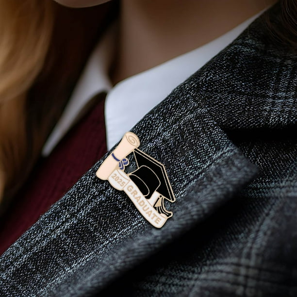 Xihbxyly Broche de Graduación 2025, Insignia de Metal para Birrete de Soltero, Recuerdo Duradero, Regalo para Estudiantes, Accesorio Versátil, Ideal para Celebrar La Temporada de Graduación.