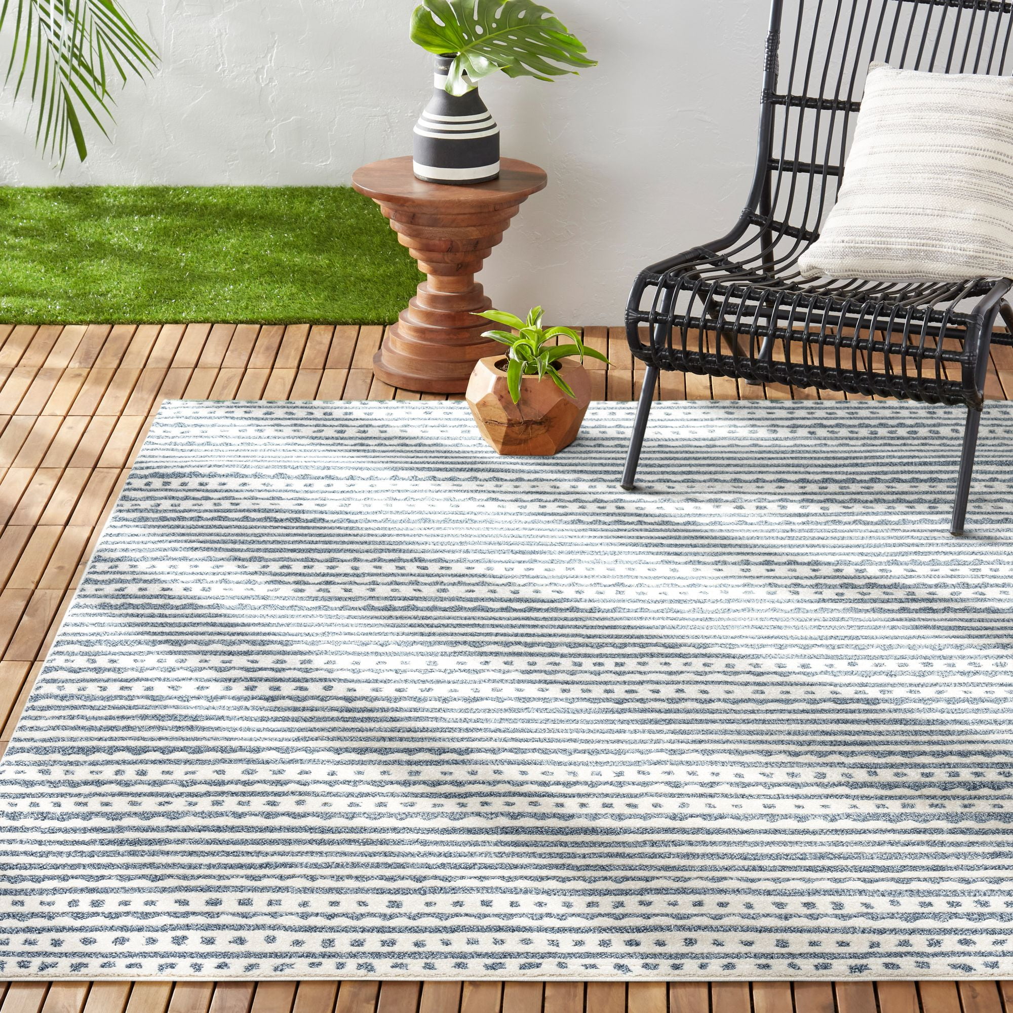 Brookstone Crescent Atlas Modern Striped Indoor/Outdoor High Performance Area Rug, Blue/Ivory, 5'2"x7'2"