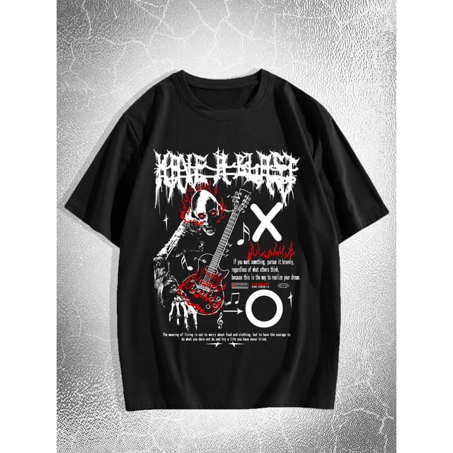 camiseta informal con estampado de calavera y guitarra para hombre: cuello redondo y manga corta, perfecta para verano y deportes de ocio. Camiseta negra de frente con corte regular y cuello redondo; estampado posicionado de calavera blanca con detalles rojos y guitarra eléctrica roja, texto y símbolos 'X' y 'O' en blanco. Confección 100 % algodón orgánico, tejido liso ligeramente elástico, mangas cortas y caída recta sobre fondo neutro.