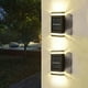 thumbnail image 1 of Luces solares para vallas de exterior, luces LED de pared, IP65, paquete de 2 lámparas de pared para exteriores, para patio, jardín, garaje y camino., 1 of 8