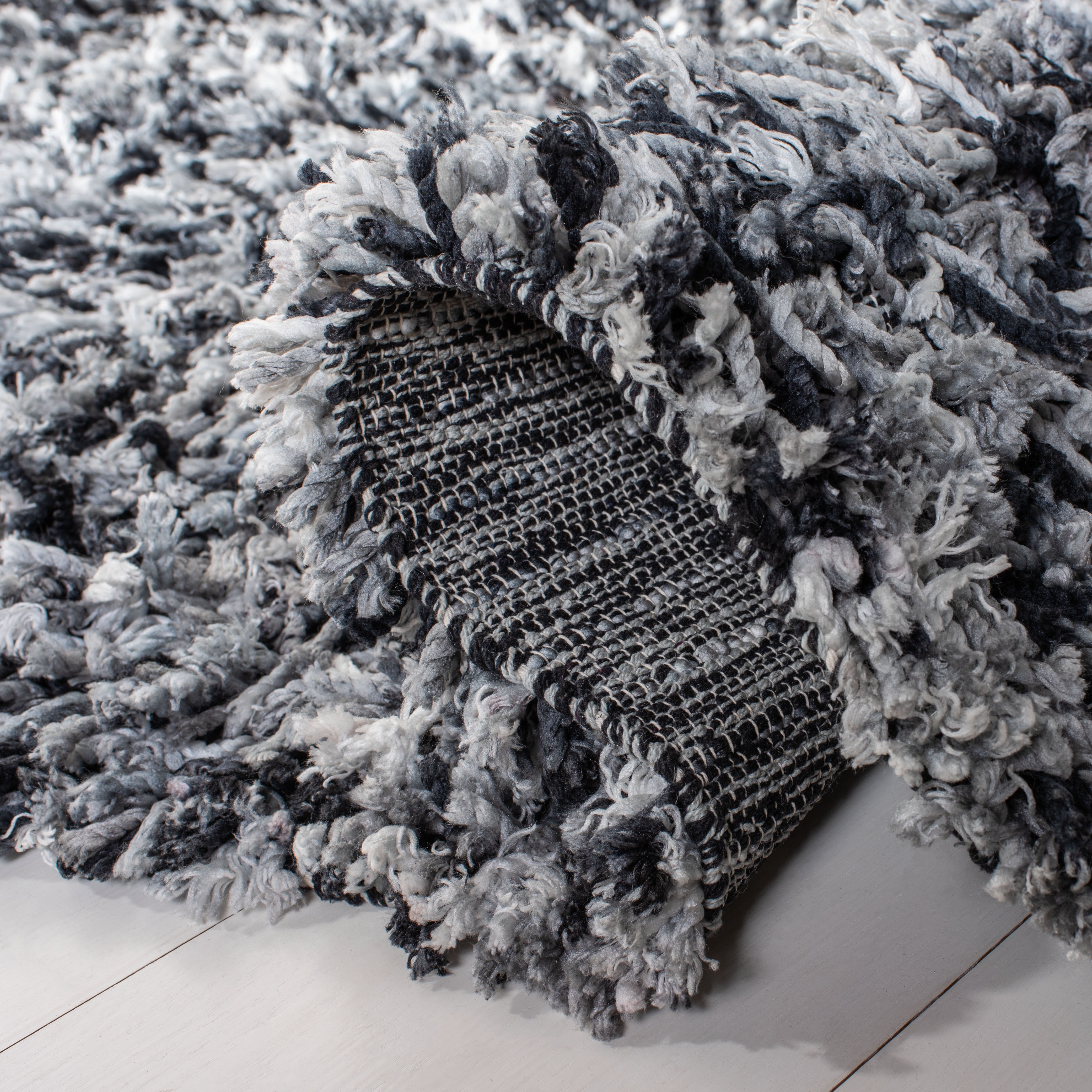 SAFAVIEH Rio Kynaston Solid Polyester Shag Area Rug, Black/Ivory, 2'6" x 4'
