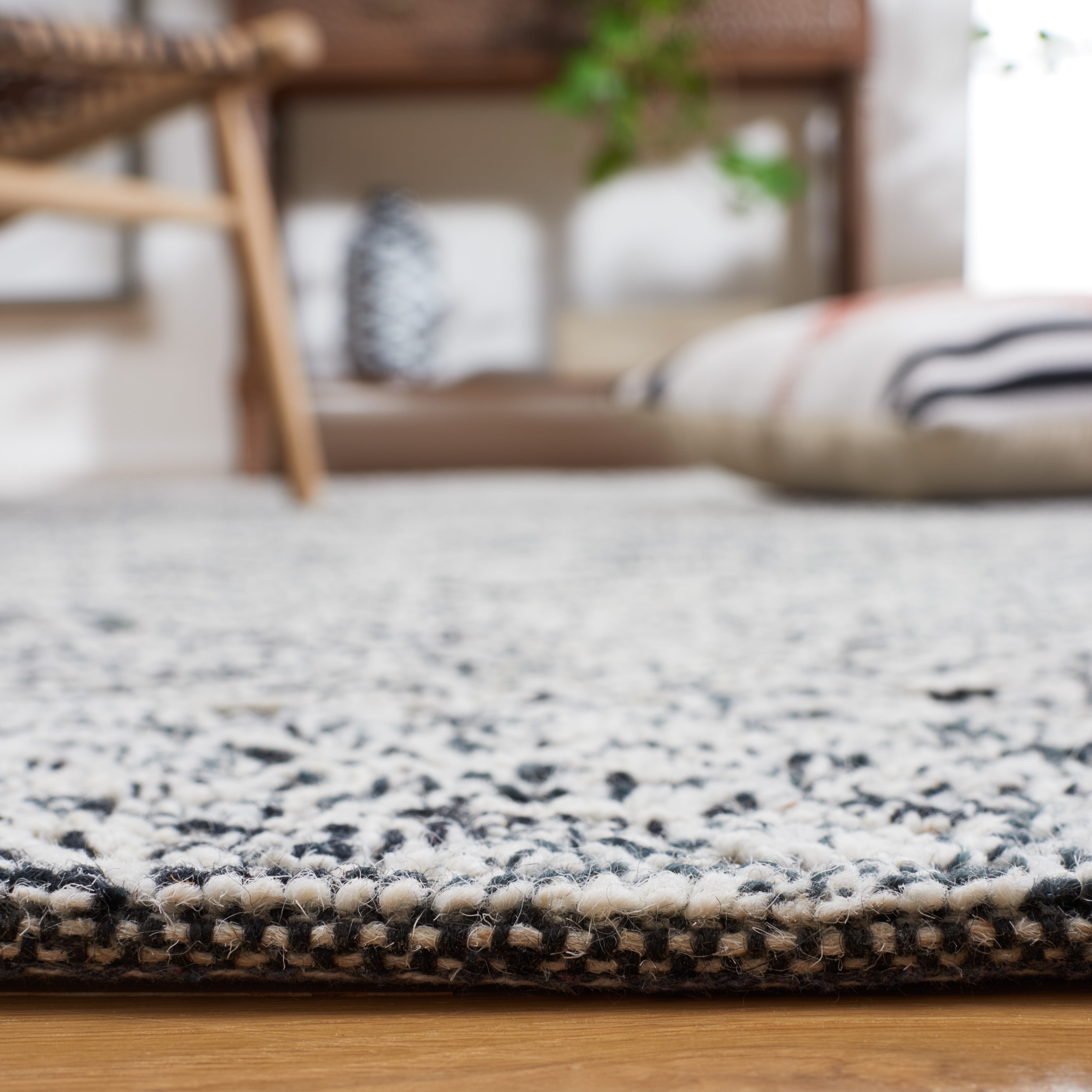 SAFAVIEH Textural Adrasteia Geometric Area Rug, Black/Ivory, 4' x 6'